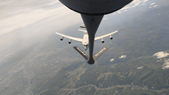 NATO E-3A AWACS Uçağına Romanya Hava Sahası Üzerinde Yakıt İkmali Yapıldı 1 / 2  1 / 2