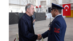  MİLLÎ SAVUNMA BAKANI SAYIN HULUSİ AKAR'IN KAYSERİ GARNİZONUNDAKİ ASKERÎ PERSONEL İLE BAYRAMLAŞMASI 1 / 4  1 / 4