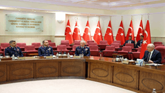 Millî Savunma Bakanı Yaşar Güler Hava Kuvvetleri Komutanlığı personelini kabul etti 2 / 4  2 / 4