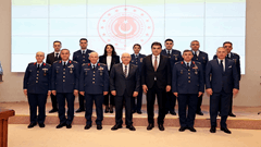 Millî Savunma Bakanı Yaşar Güler Hava Kuvvetleri Komutanlığı personelini kabul etti 1 / 4  1 / 4