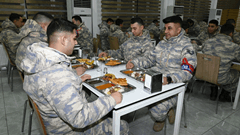 Mehmetçiklerimiz İlk İftarlarını Yaptı 2 / 2  2 / 2