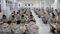 Mehmetçiklerimiz İlk İftarlarını Yaptı 1 / 2  1 / 2