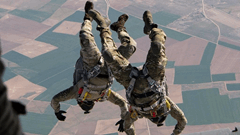 Serbest Paraşüt Atlayışları Başarıyla Tamamlandı 4 / 4  4 / 4