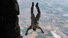 Serbest Paraşüt Atlayışları Başarıyla Tamamlandı 3 / 4  3 / 4