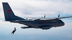 Serbest Paraşüt Atlayışları Başarıyla Tamamlandı 2 / 4  2 / 4